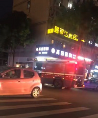 �����ĸ�԰С��ͻȻ�з�������ˣ����˺ü���������