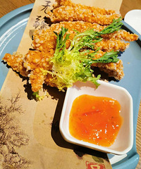 这家酸菜鱼鱼肉鲜嫩,广式点心也不错还打包了回家
