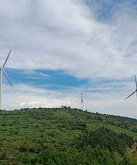 �𻪶���ɽ¶Ӫ������Զ��һ����ɽС