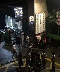 �������¸�ĸ�ģ�����ְ���ſڸ���һ���ҳ�����һ��