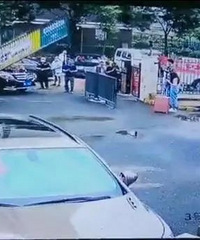 �鳵����ʱ��С����ײ��С��ܣ��º������³��ճ����л���...