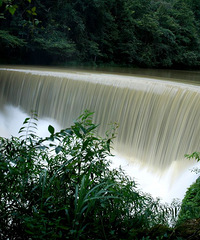 ����С�߿׾��㣬Ͽ��Ϫˮ