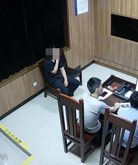 С����ս�Ů�ѹ���Ϧ��ͻȻ��ץ��20����н�Ĺ���Ҳû��...