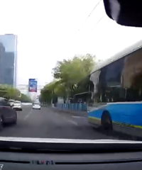 行驶中往后车挡风玻璃上泼奶茶! 这个惹众怒的车主手写道歉信…