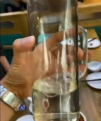 绝了!饭店吃饭喝了杯白开水,客人差点中毒