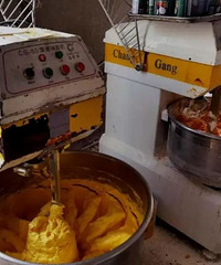 曝光!3000万元网红月饼全是假的,伪造窝点竟在化粪池边