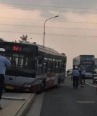 ��������ʻ;�У�˾��ͻȻ�������ţ���������