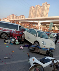 ���泵�������ѣ�С��·�ڵ�����1��4�ˣ������߾�������˾����