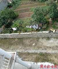 ����ȫ�����˶�С��¥���շ�ʱɵ���ˣ����涼��Χǽ����ô���ݣ�