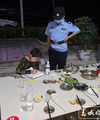 10������ѾۻᣬŮ���ϲ�������һ���������ˣ��������Ļ��ں�