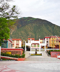 ���������ء���;Ҫ��Խ������ǧ�����ϵĸ�ɽ����