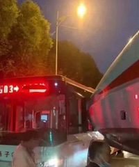 �����˺�ײ�Ϲ��������������ף����½�չ����