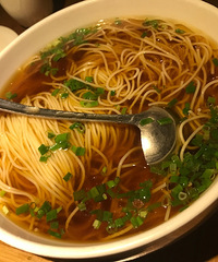 ������ɫ����������ƺ��ŵ���΢�е��