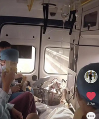 ҽ���Ȼ�������㽶�⡰��������������Ӧ����Ҷ���Ĭ�ˡ�