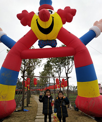 ���ڴ򿨼��ſڵĺ�԰��