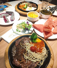 【过年吃什么】点了菲力牛排+肋眼牛排+超级至尊披萨