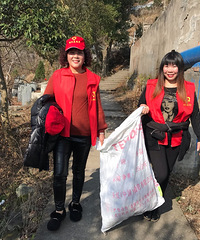 温岭市朝阳志愿者服务中心,拾捡两边草丛中的垃圾
