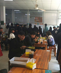 һ������ĺܶ����Ŷӣ�Χǽ�����