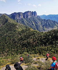 ����̨�ݡ������ͷ���˿������崩Խ