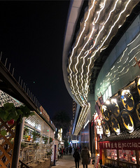 ���óǵĹ㳡���Ը����£���Χ����һЩ����������