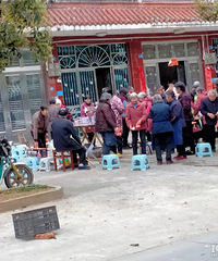 �˳�ǰ�ܶ����˾ۼ������ǿ����켦��