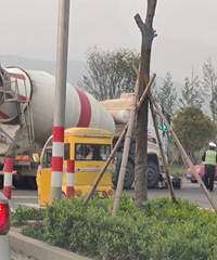 ̨�ݻ�վ·�ڣ���ƿ����ѹ�ڹ��̳���