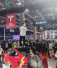 �Ϻ���չ��˹�������粨��Ů��վ�����󺰣�ɲ��ʧ��