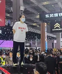 �Ϻ���չŮ��վ�����󺰣�ɲ��ʧ��