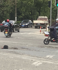 �����Ŀ��ܷ��æ��һ�£�����Ŀ��Ħ�г�ˤ��