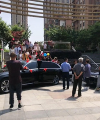 ���˽�飬ǰŮ�Ѷ��ڻ鳵ǰ�治���ߣ��úõĻ��񱻸������