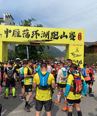 ���������µ�һȺ��ɽС��飬�����㵴ɽ������ɽ��