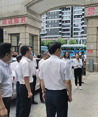 ������С���ˣ�����ͦ��ǰ����ӵ�ģ��������µǼ�����