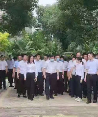 ������С���ˣ�����ͦ��ǰ����ӵ�ģ��������µǼ�����