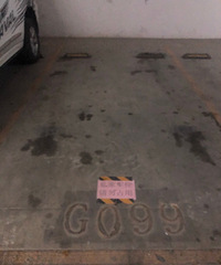 ͣ�������˶���ǽ�����ҳ��պ����Աߣ���Ķ��ĵ�����