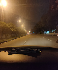 晚上的路桥真冷清,马路上空荡荡的