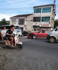 ����ײ������300���ؼҺ����������ˣ���СǮʧ����