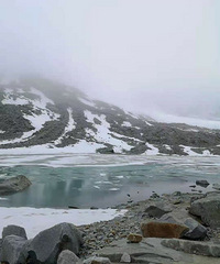 高海拔的达古冰川游,湖边结雪与湖面薄冰