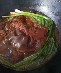 卤味猪肚,这道菜主要的技巧在清洗过程