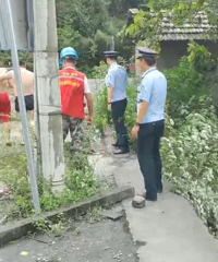 ̨���죬��Ȼ����һȺ����ǧ��������Ӿ�������ź��ӡ�