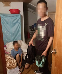 ������������¥��ͻȻ�����һ��С�к��������ϵĲ����ߡ�