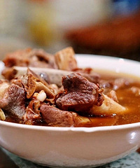 ��С�Ե���ҹ�������ܣ������ų����˶�����ʳ�ң�