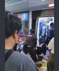 ���۸��᡿��������վ��קŮ�˿��¼�������ô����