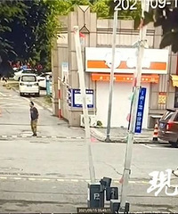 “城管拎摔摆摊老人”视频热传!当地最新通报→