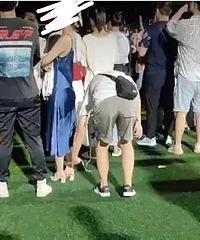 �����ڶ��죬��һ����͵��Ů��ȹ�ױ�ץ��ѧУͨ����