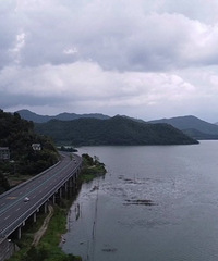 [����]���˻��ӽ��µķ�ɽ����Ƕ�����һֻſ�ڿ��еľ����ڹ�