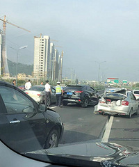 �ڻ�����·�೵��ײ