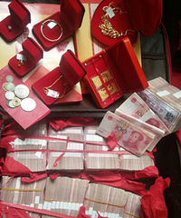 �������е��˸�