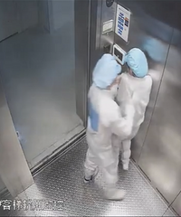 ���������ͬ�£���ֻ�ǿ���Ц���У�