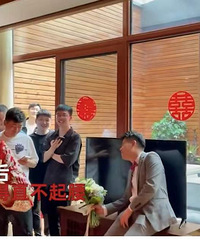 �����ٰ��������鴲�ϣ����������ƿ���ͷ������