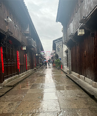 [����]ʮ�ﳤ�ֺܶ�װ����ɫ�ĵ꣬���ϵĵƹ�Ҳ�ܺÿ�